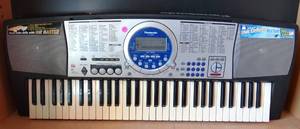 lot 180 image: PANASONIC ELECTRONIC KEYBOARD SX-KC600 W 3.5 STORAGE DISK DRIVE