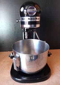 lot 231 image: KitchenAid HEAVY DUTY 4.8L Bowl-Lift Stand Mixer - Onyx Black wStainless Bowl - TESTEDWORKS