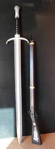lot 265 image: VINTAGE KENTUCKIAN TOY RIFLE 37 14 IN LENGTH GUN & LONG RUBBER ENGLISH SWORD