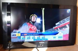 lot 305 image: AWESOME SAMSUNG TV AND REMOTE - PERFECT WORKING CONDITION