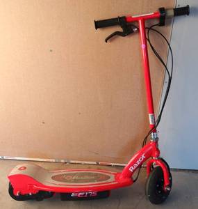 lot 306 image: Razor E175 Electric Powered 24V Ride-on Scooter - Red $$$