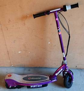 lot 309 image: Razor E150 24-Volt Electric Scooter