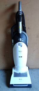 lot 311 image: Miele Cat & Dog Swivel Neck Vacuum Cleaner - POWER TESTEDWORKS $$$