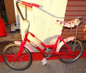 lot 267 image: RARE VINTAGE STRAWBERRY SHORTCAKE BICYCLE IN OVERALL GOOD SHAPE $$$