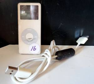 lot 16 image: APPLE A1137 IPOD NANO 1ST GENERATION WHITE 1GB WCHARGER - POWER TESTEDGOOD