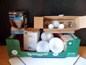 lot 27 image: LARGE ASSORTMENT OF LIGHTBULBS AS SHOWN