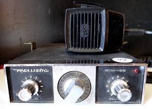 lot 49 image: Vintage 1970s Realistic 5 Pin Mini-23 CB Radio Citizens Band Transceiver TRC68