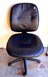 lot 68 image: BLACK EXECUTIVE ROLLING OFFICE CHAIR