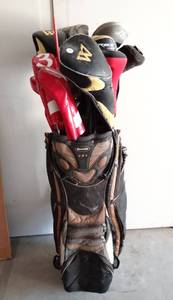 lot 71 image: LARGE SELECTION OF BOTH WOOD AND IRON GOLF CLUBS IN GOLF BAG