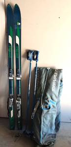 lot 77 image: HEAD SNOW SKIS, TYROLIA 250 BINDINGS, AND SCOTT POLES WITH DYNASTAR STORAGE BAG