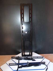 lot 82 image: FLAT PANEL TV WALL MOUNT - COMPLETE