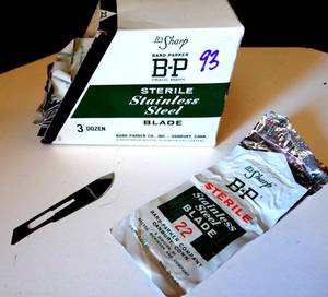lot 93 image: Bard-Parker Surgical Blade, APPROXIMATELY 31 STERILE STAINLESS STEEL BLADES INDIVIDUALLY WRAPPED