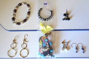 lot 128 image: COSTUME JEWELRY LOT AS SHOWN