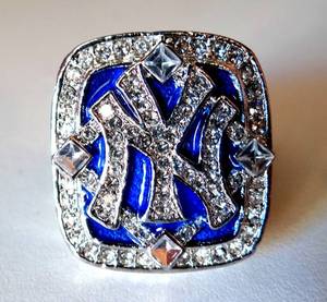 lot 138 image: NEW YORK YANKEES 2009 WORLD CHAMPIONSHIP REPLICA RING - DEREK JETER MODEL - SIZE 10