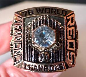 lot 143 image: CINCINNATI REDS 1976 M.L.B WORLD SERIES CHAMPIONSHIP REPLICA RING PETE ROSE - SIZE 12