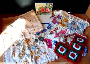 lot 226 image: ROSES NOTECARD & ENVELOPE SET WITH ASSORTED HAND MADE PATCHWORK STOCKINGS AND EMBROIDERED RUNNER