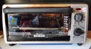 lot 233 image: USED BLACK N DECKER TOASTER OVEN - NOT PRETTY, BUT WORKS GREAT