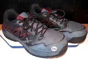 lot 274 image: MENS NIKE STEEL TOE SNEAKER STYLE SHOES WITH ANTI SLIP SOLES - SIZE 8 (VG CONDITION) $$