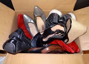 lot 276 image: BOX FULL OF MENS & WOMENS SHOES AS SHOWN