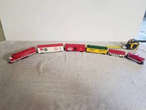 lot 8 image: Campbells Soup HO() scale train with Engine, 4 boxcars and a caboose