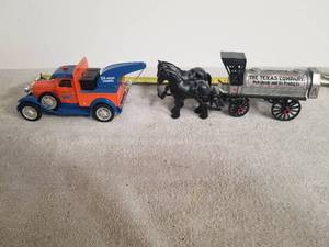 lot 14 image: Ertl Teaco Horse and tanker and Gulf wrecker
