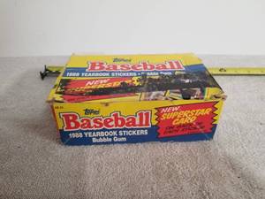 lot 30 image: 1988 Topps baseball yearbook sticker cards