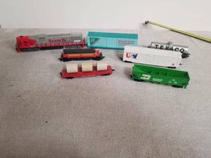 lot 55 image: Selection of HO() scale engine and cars