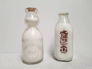 lot 89 image: Selection of 2 glass milk bottles - Cream Top milk Company & Oakhurst Dairy