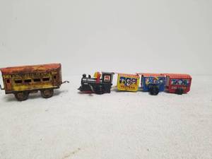 lot 100 image: Wind up Zig Zag train and American flyer tin train car