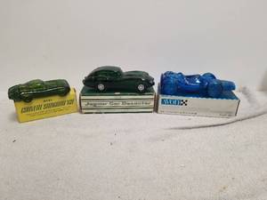 lot 121 image: Selection of Avon after shave decanters - Corvette, Jaguar, and racecar