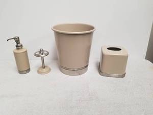 lot 129 image: Selection of bathroom accessories