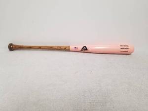 lot 137 image: Akadema - Pro Model Hernandez custom made Baseball bat - 32 inches