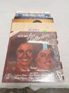 lot 140 image: Selection of vintage records - 33s