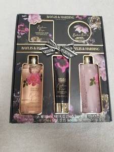 lot 184 image: Baylis & Harding Gift Set