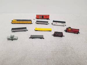 lot 189 image: Selection of N() scale train engine and cars