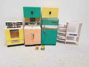 lot 191 image: Vintage Toy Appliances by the Deluxe Reading Corp