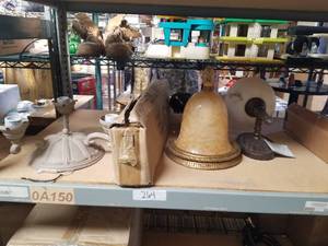 lot 264 image: Selection of light fixtures