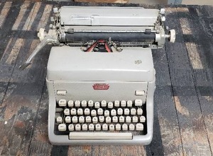 lot 68 image: Royal Typewriter Company Vintage Typewriter