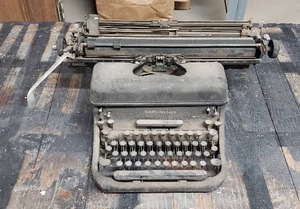 lot 69 image: Remington Rand Vintage Typewriter