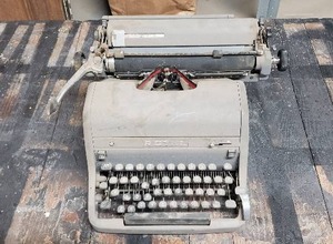 lot 70 image: Royal Typewriter Company Vintage Typewriter