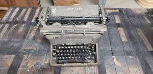 lot 71 image: Underwood Vintage Typewriter