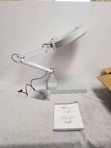 lot 100 image: Hobby magnifying glass with light