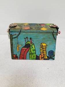 lot 225 image: Vintage wooden purse made from cigar box