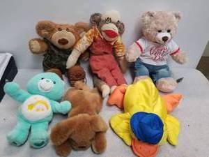 lot 235 image: Box of Stuffed animals-Bears