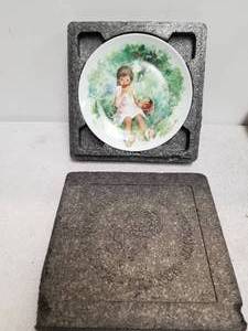 lot 205 image: Decorative collector plate