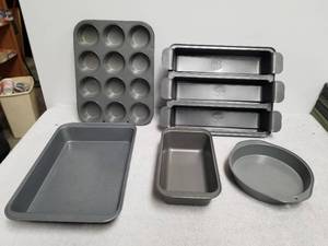lot 161 image: Selection of baking pans