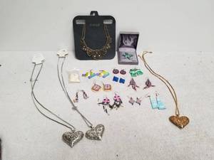 lot 155 image: Selection of jewelry