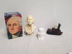 lot 171 image: Selection of Avon collectibles
