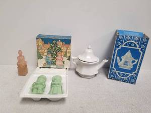 lot 189 image: Selection of Avon collectibles