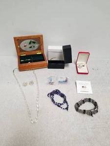 lot 138 image: Selection of jewelry